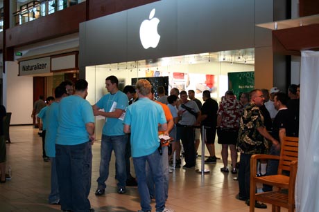 Apple Store Arrowhead Mall opens to large crowd and cranky